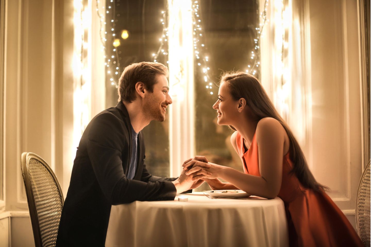Future Faking: Mann und Frau sitzen im Restaurant