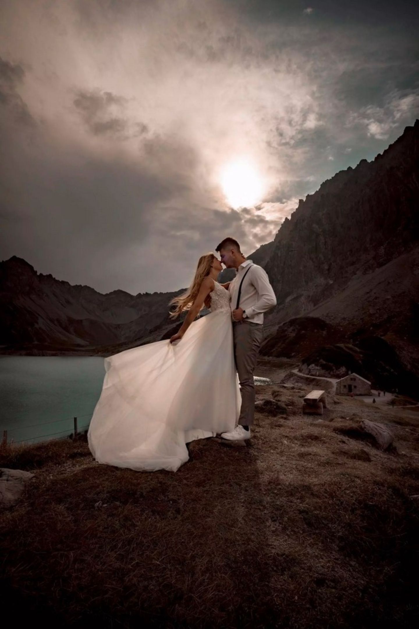 Weddng Award: Brautpaar vor Bergkulisse