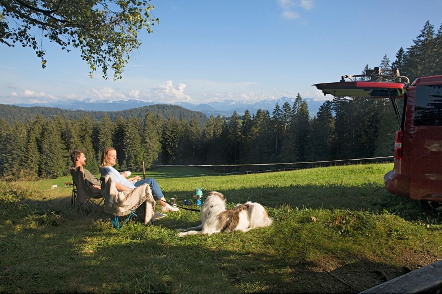 Camping am Bodensee: Luise Gand mit Freund und Hund