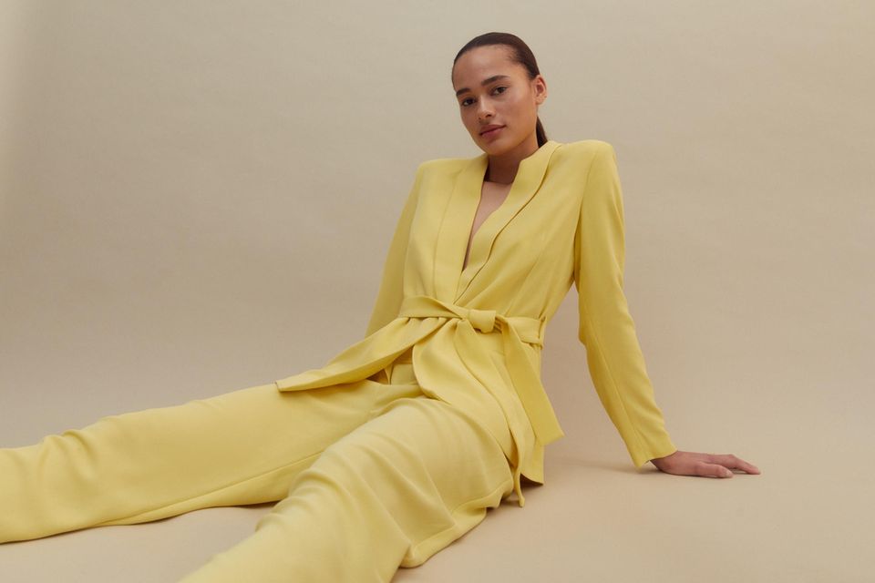 Trendfarben 2021: Dieser gelbe Zweiteiler und die beliebtesten Trendfarben sind Teil der neuen Frühjahrs- und Sommerkollektion von Star-Designer Guido Maria Kretschmer in Zusammenarbeit mit About You. Dieser gelbe Zweiteiler und die beliebtesten Trendfarben sind Teil der neuen Frühjahrs- und Sommerkollektion von Star-Designer Guido Maria Kretschmer in Zusammenarbeit mit About You.
