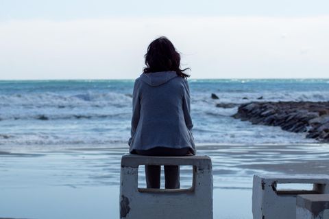 Psychologie: eine traurige Frau am Meer