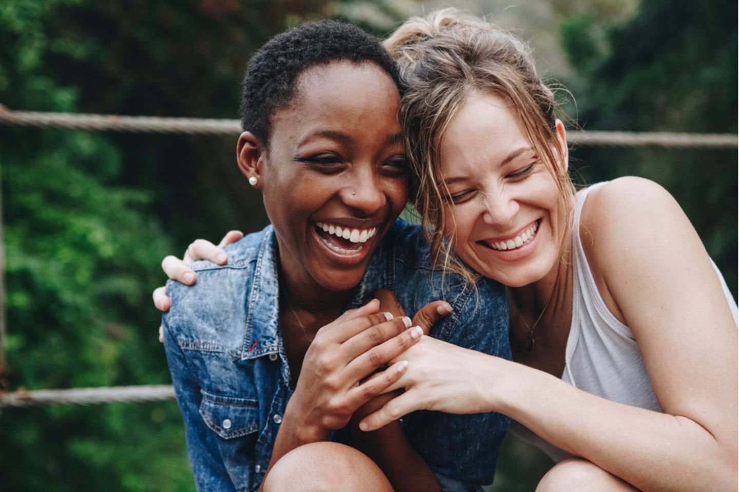 Freundschaftssprüche: Zwei Freundinnen lachen zusammen.