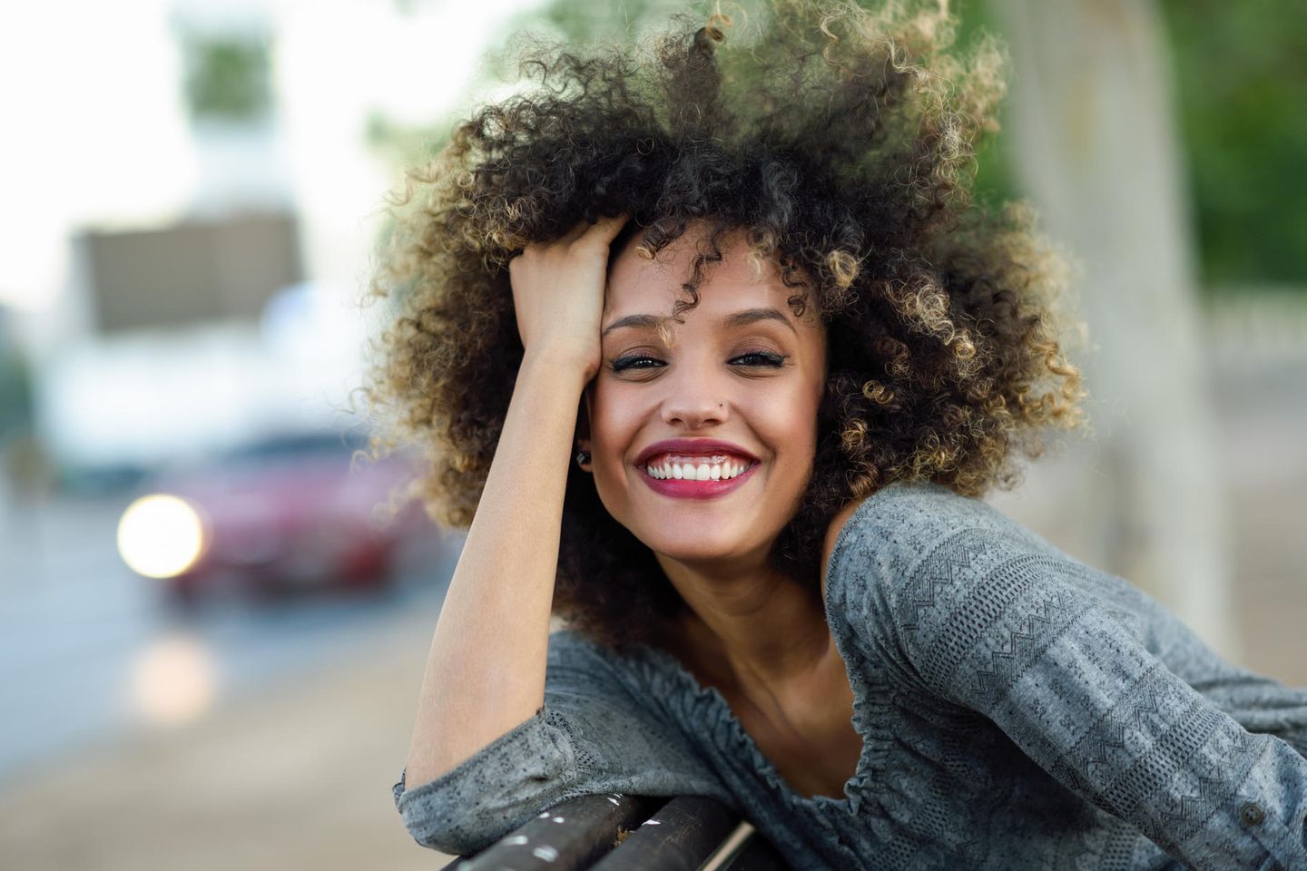 People-pleasing vs. Freundlichkeit: Glückliche Frau
