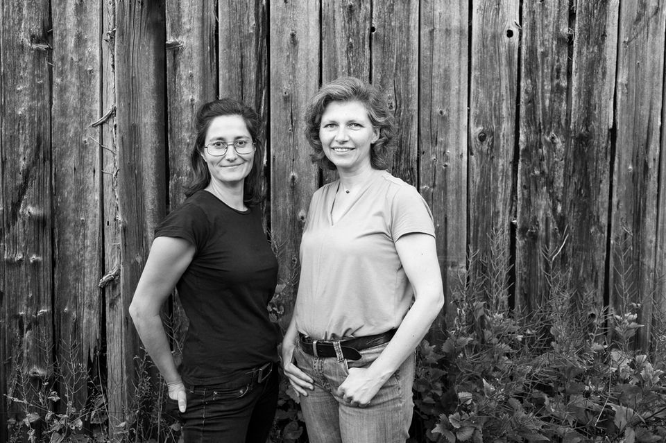 Fotografin Nora Klein (li.) und Sabine Fröhlich, Betroffene und Protagonistin im Bildband "Mal gut, mehr schlecht."