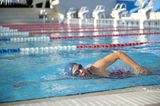 Bewegung ab 60: Schwimmende Frau