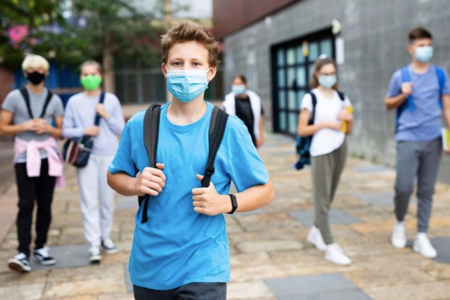 Corona-Impfstoff für Kinder: Junge auf Schulhof mit Maske