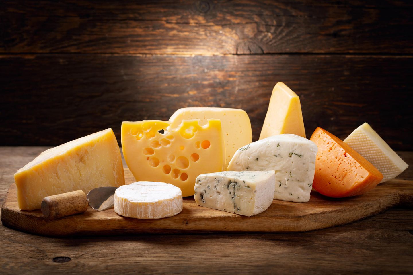 Käse in der Schwangerschaft: Verschiedene Käsesorten liegen auf einem Holzbrett