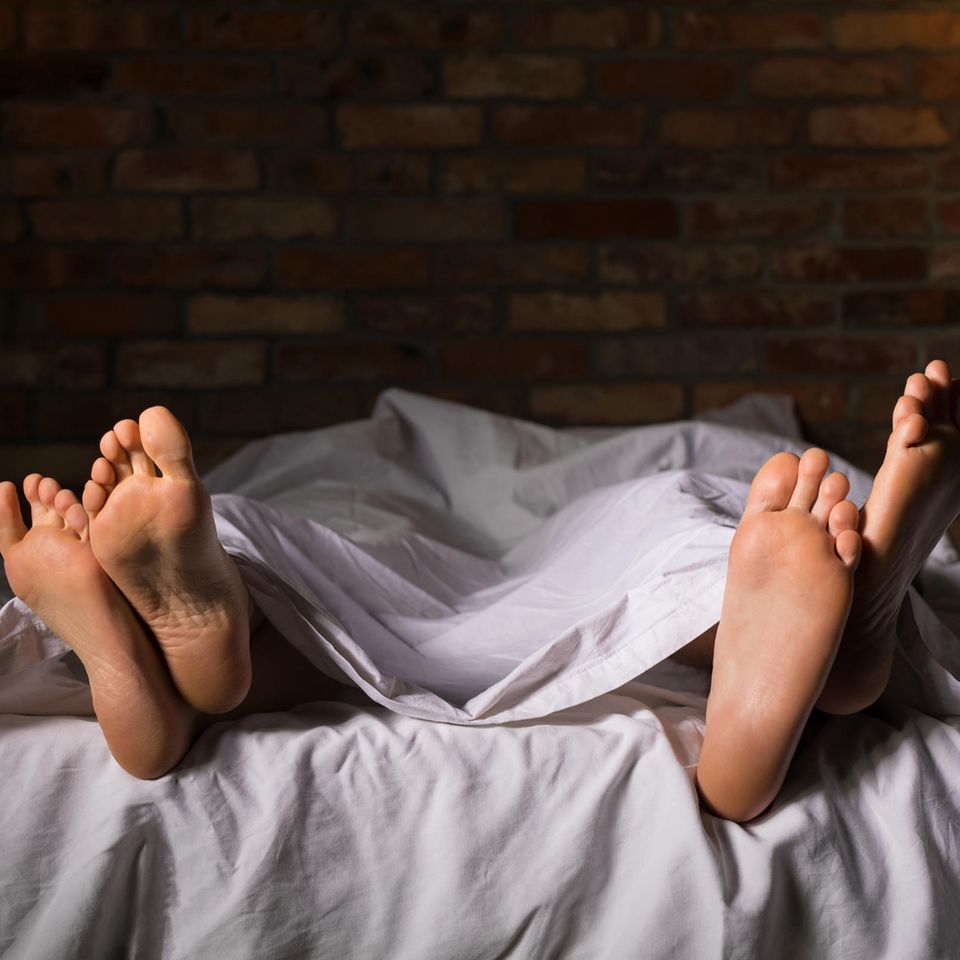 Beziehung: Ein Paar liegt nebeneinander im Bett