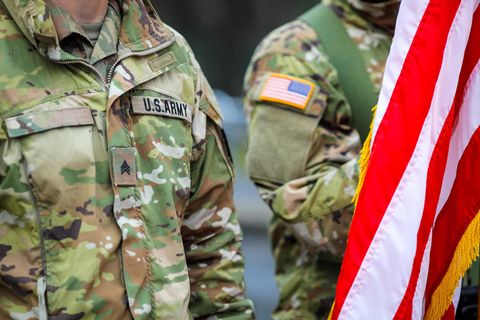 Ein Oberfeldwebel: Zwei Männer der US-Army in Uniform mit Flagge der USA
