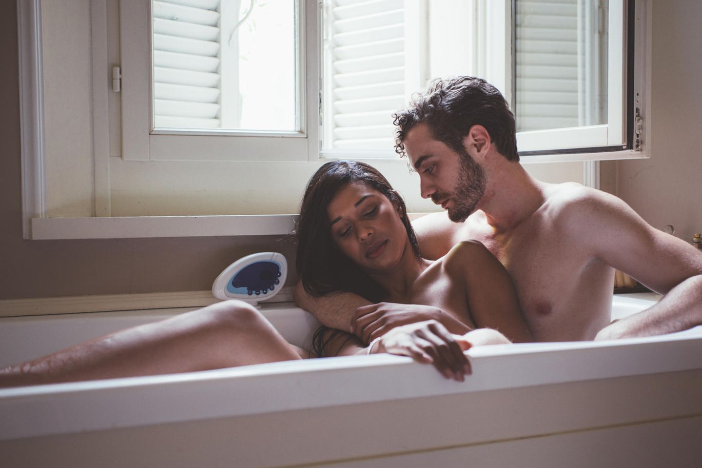 Sex in der Badewanne: Mann und Frau in der Badewanne