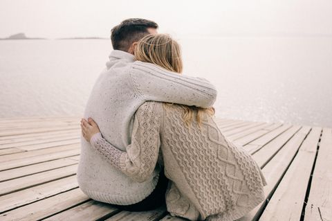 Blame-shifting: Paar umarmt sich