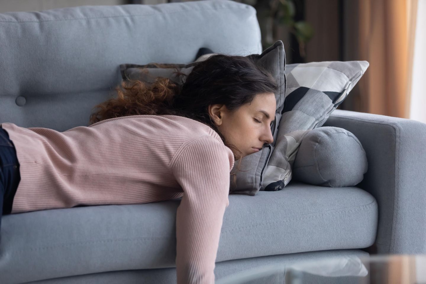 Corona-Tagebuch einer Mutter: Frau liegt erschöpft auf Sofa