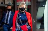 Wenn es um ihre Outfits geht, weiß Königin Máxima ganz genau, auf welche Teile sie setzen kann. Immer öfter greift sie zu alten Bekannten aus ihrem Kleiderschrank. So trägt die Königin der Niederlande beim Besuch des Interntionaal Theaters in Amsterdam einen Mantel von Natancouture und kombiniert ihn - anders als vor ein paar Wochen - mit einem floralen Kleid der gleichen Marke. Auch in den spitzen Pumps von Gianvito Rossi hat man sie schon öfter gesehen.