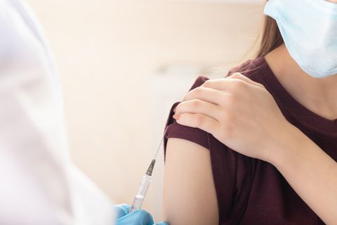 Infiziert zwischen zwei Impfdosen: Frau beim Impfen