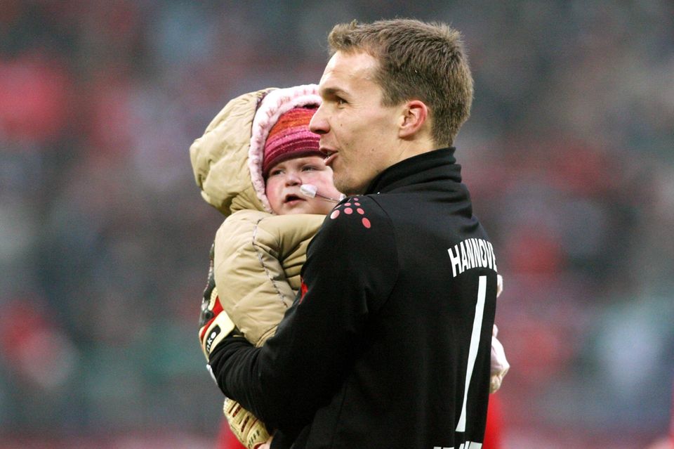 Robert Enke mit seiner herzkranken Tochter auf dem Arm im Stadion seines Vereins Hannover 96. Lara starb 2006 im Alter von zwei Jahren an einem angeborenen Herzfehler.