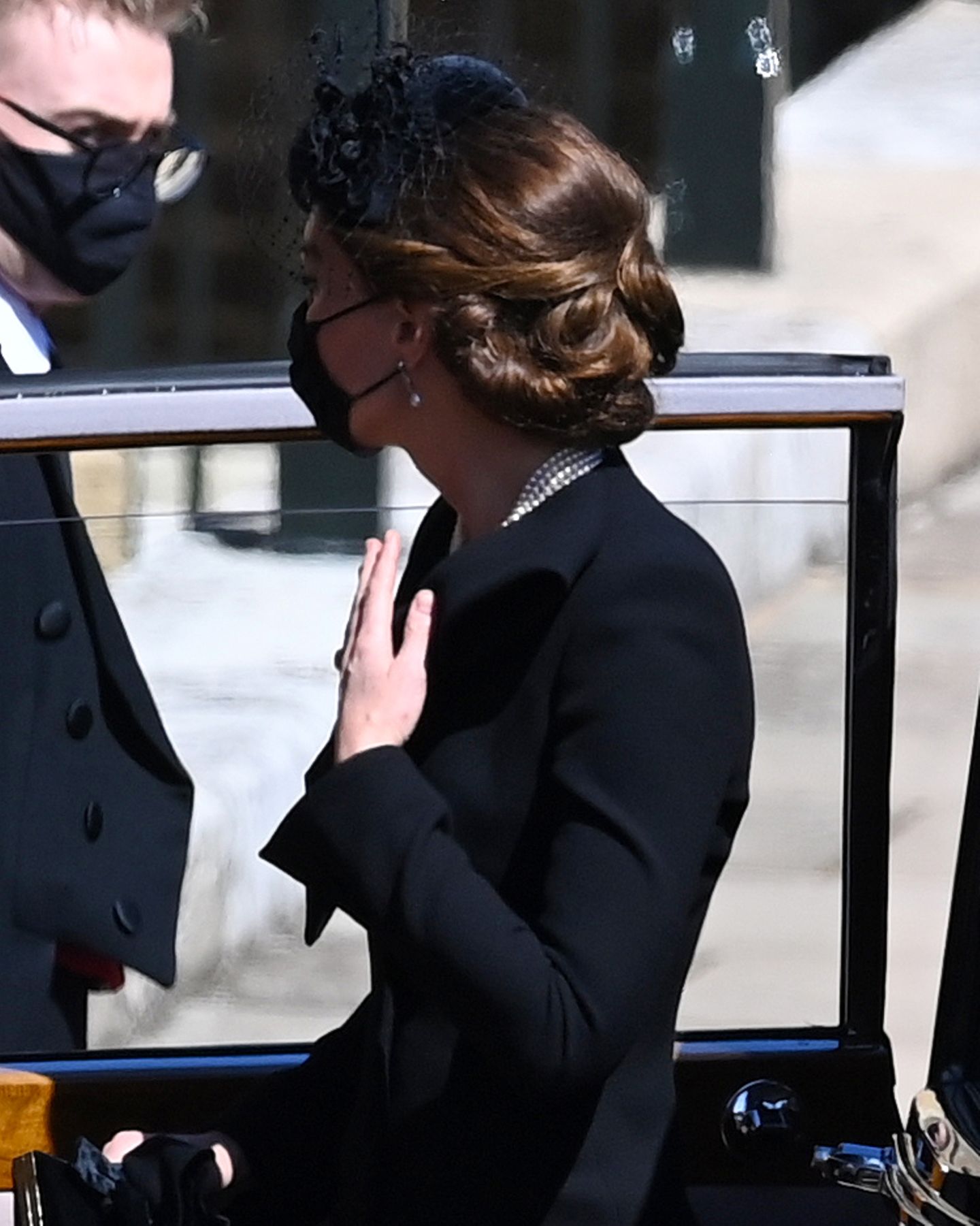 Dank der kunstvoll hochgesteckten Haare kommt der Schmuck von Kate noch besser zur Geltung. 