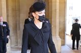 In ihrem schwarzen Mantelkleid mit Schleifendetail beweist Herzogin Catherine Stilsicherheit. Das Modell stammt von Catherine Walker. 