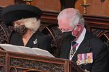 Am schwarzen Mantelkleid von Herzogin Camilla steckt eine silberne Brosche in Form eines Signalhorns. Die sogenannte "Rifles"-Brosche steht für ein Armee-Regiment, zu dem Prinz Philip fast 70 Jahre lang eine enge Verbindung pflege und dessen Colonel-of-Chief-Titel er erst letztes Jahr an die Frau von Prinz Charles weitergab. 
