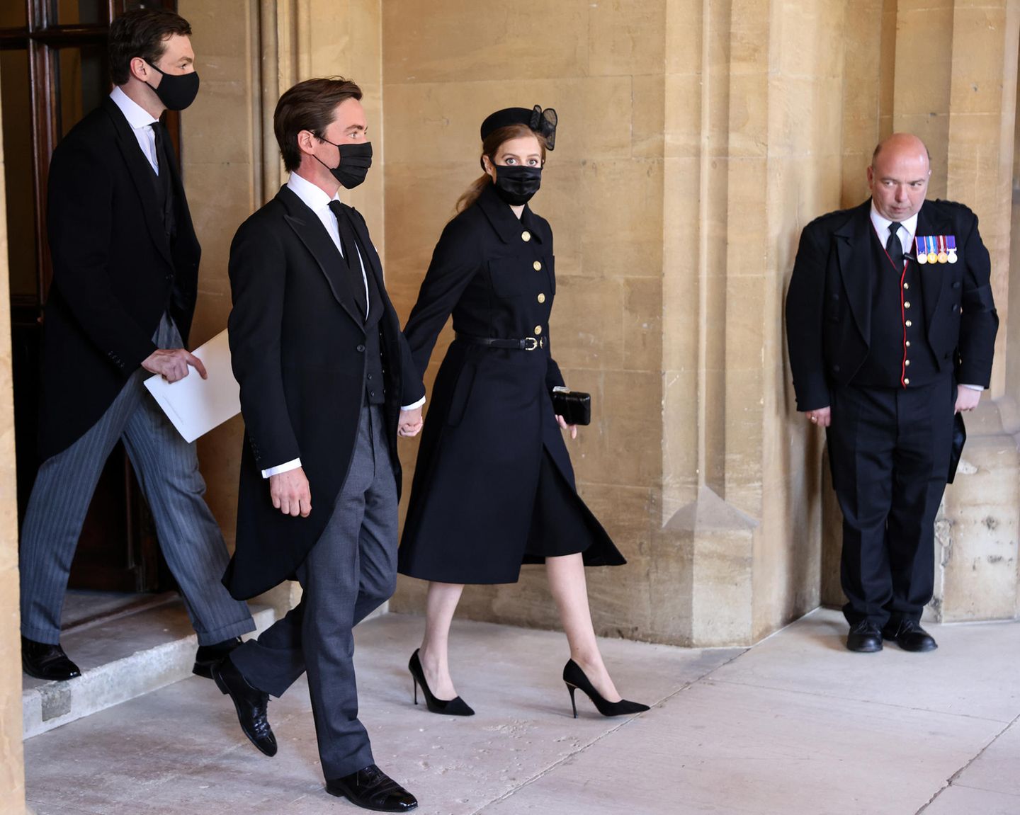 Prinzessin Beatrice erscheint in einem schwarzen Mantel von Valentino mit goldenen Knöpfen. 