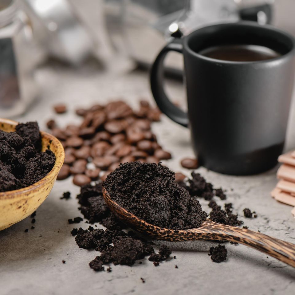 Kaffeesatz verwenden: Kaffeesatz, Kaffeetasse und Kaffeebohnen