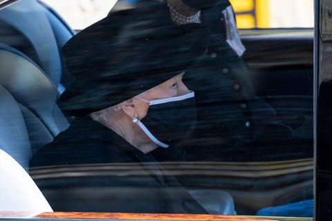 Queen Elizabeth: Sie wird ihren Geburtstag ohne die Familie verbringen: Queen Elizabeth mit Maske im Auto