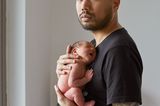 One Hundred Years: Mann mit Baby auf dem Arm