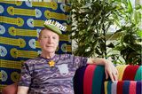 One Hundred Years: Mann sitzt auf Couch