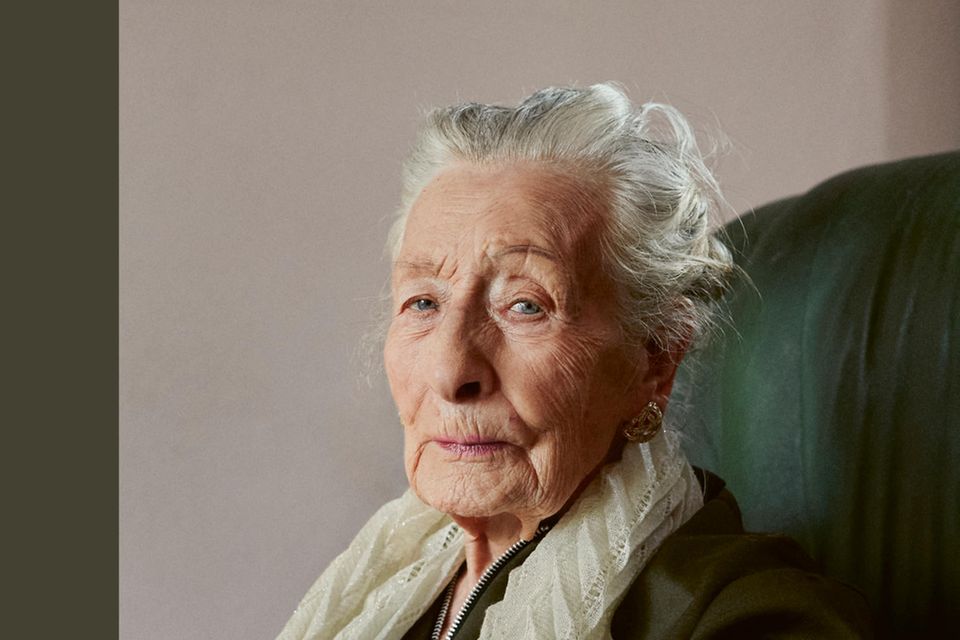 One Hundred Years: Portrait von Frau