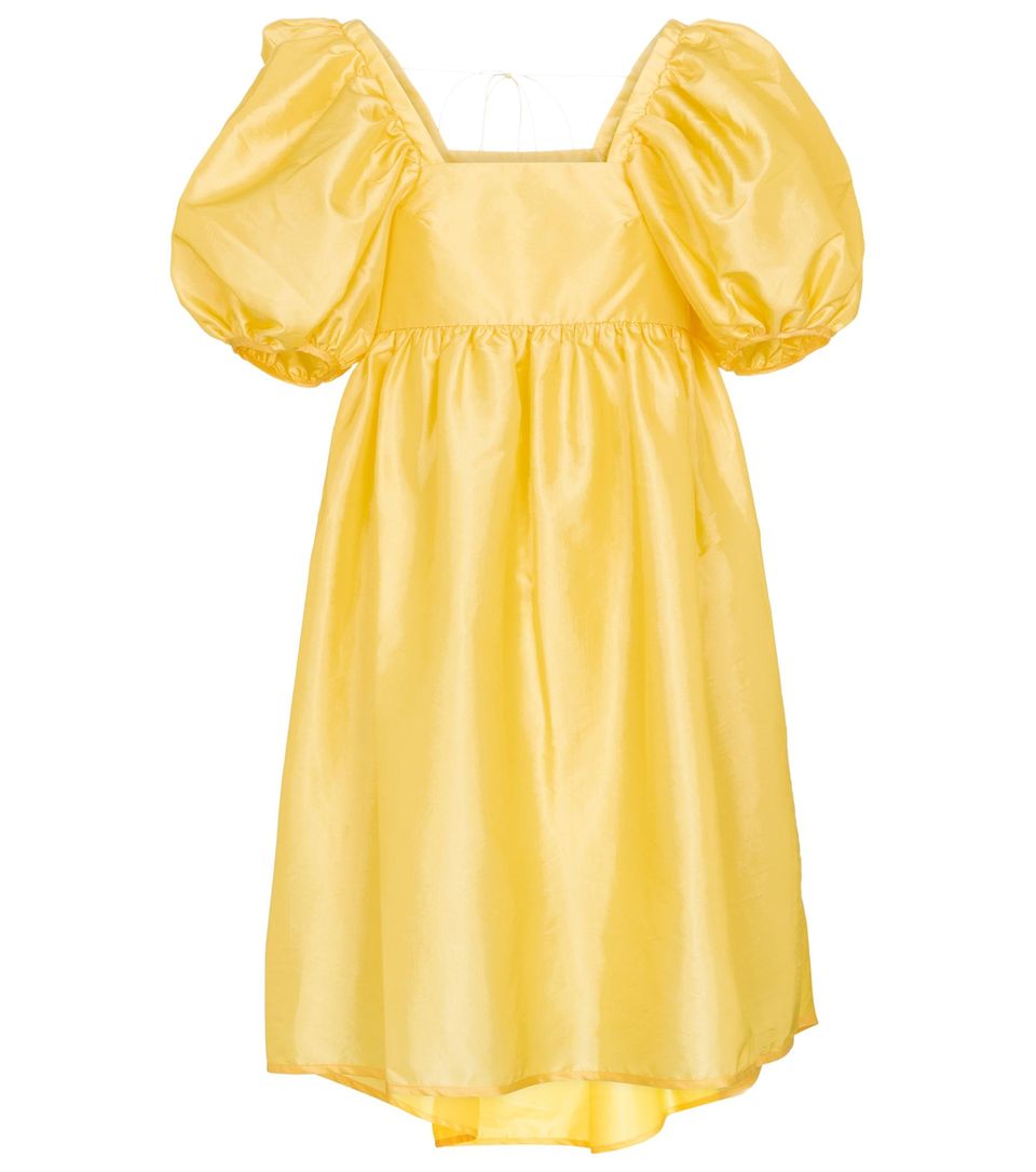 Bei diesem Kleid geht direkt die Sonne auf! Das extra voluminöse Minikleid mit XL-Ärmeln sorgt für gute Laune und ordentlich Sommerstimmung. Von Cecile Bahnsen, ca. 690 Euro.