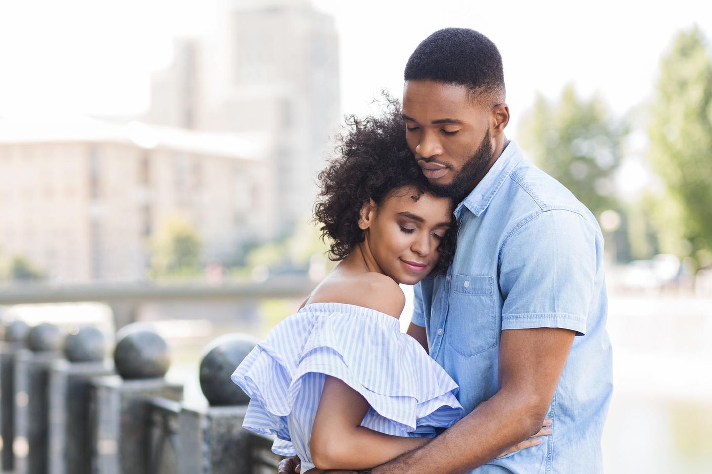 5 unrealistische Erwartungen: Glückliches Paar umarmt sich