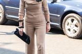 Königin Máxima bleibt ihrem Stil treu und greift für einen Besuch der Reinigungsfirma CSU in Uden zu einem Look in all beige. Die hautenge Hose sowie das schmal geschnittene Top setzen die Figur der niederländischen Königin dabei toll in Szene.