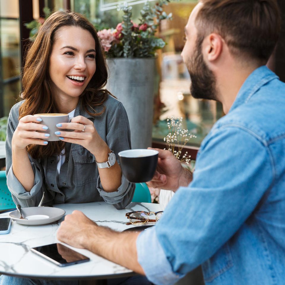 "Honesty bombing": Paar im Café