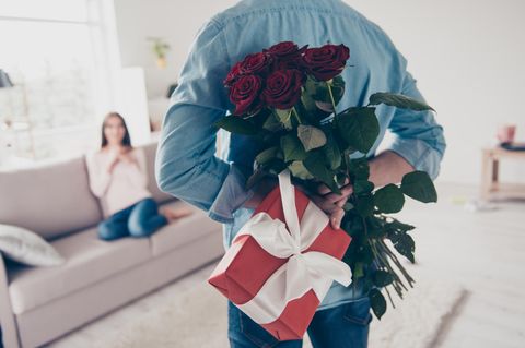 Romantisch oder gruselig: Mann überrascht Frau mit Blumen und Geschenk