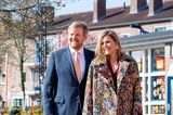 Königin Máxima beweist auch beim Start der Königsspiele in den Niederlanden Modemut und zeigt uns ihren liebsten Stylingtrick: Zum wild gemusterten Mantel kombiniert sie eine einzige Farbe: Rot – das findet sich auch im Muster des Mantels wieder. So ist ihr Look auffällig aber stimmig.