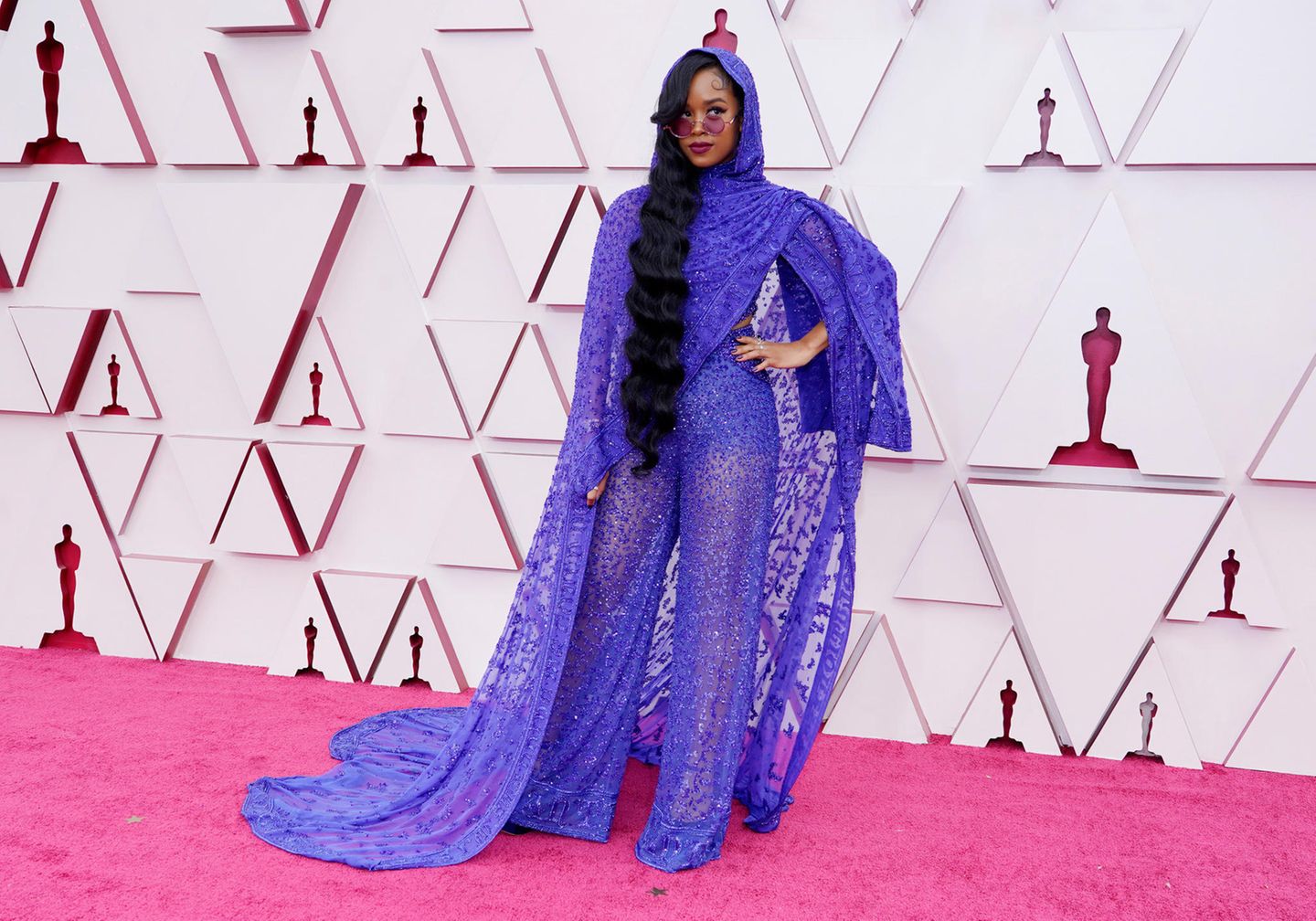 Dieser Look ist nicht für jeden geeignet, H.E.R kann ihn aber definitiv tragen. Die königsblaue Spitzenkreation von Dundas macht den Red Carpet der Oscars 2021 gleich ein bisschen cooler.