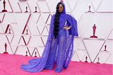Dieser Look ist nicht für jeden geeignet, H.E.R kann ihn aber definitiv tragen. Die königsblaue Spitzenkreation von Dundas macht den Red Carpet der Oscars 2021 gleich ein bisschen cooler.