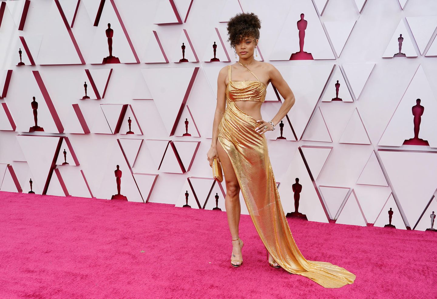 Andra Day setzt auf sexy Cut-Outs und XXXL-Beinausschnitt mit diesem goldfarbenen Kleid sowie auf mit Diamanten von Tiffany & Co. im Wert von 2 Millionen US-Dollar.