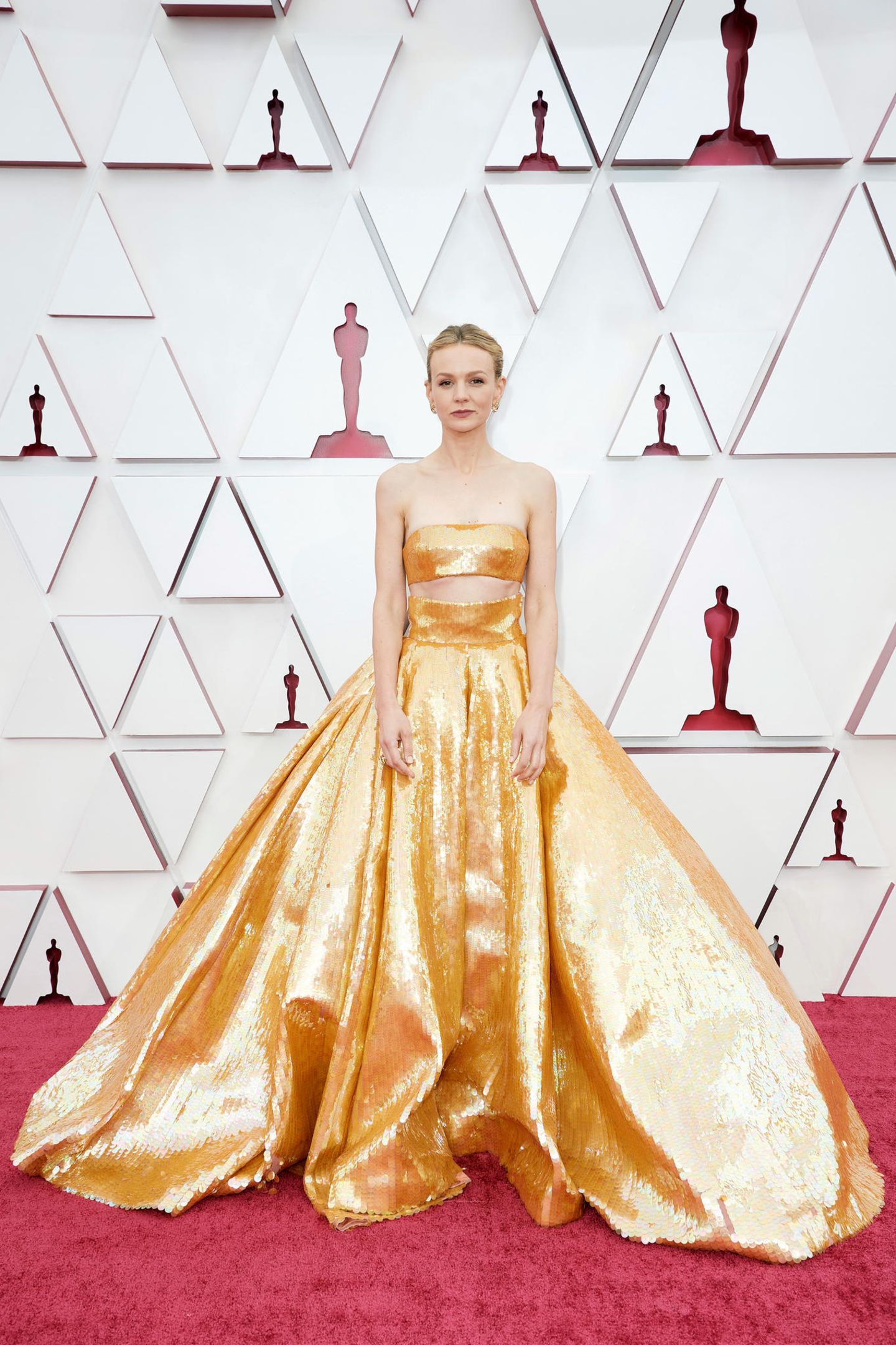 Carey Mulligan macht in dieser ausladenden Gold-Robe der berühmten Oscar-Statue Konkurrenz. 