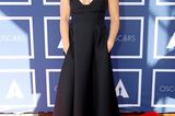 Schlicht, aber oho! Isla Fisher trägt Schwarz von Dior mit tiefem Ausschnitt. So kommt ihr funkelnder Diamantschmuck noch besser zur Geltung.