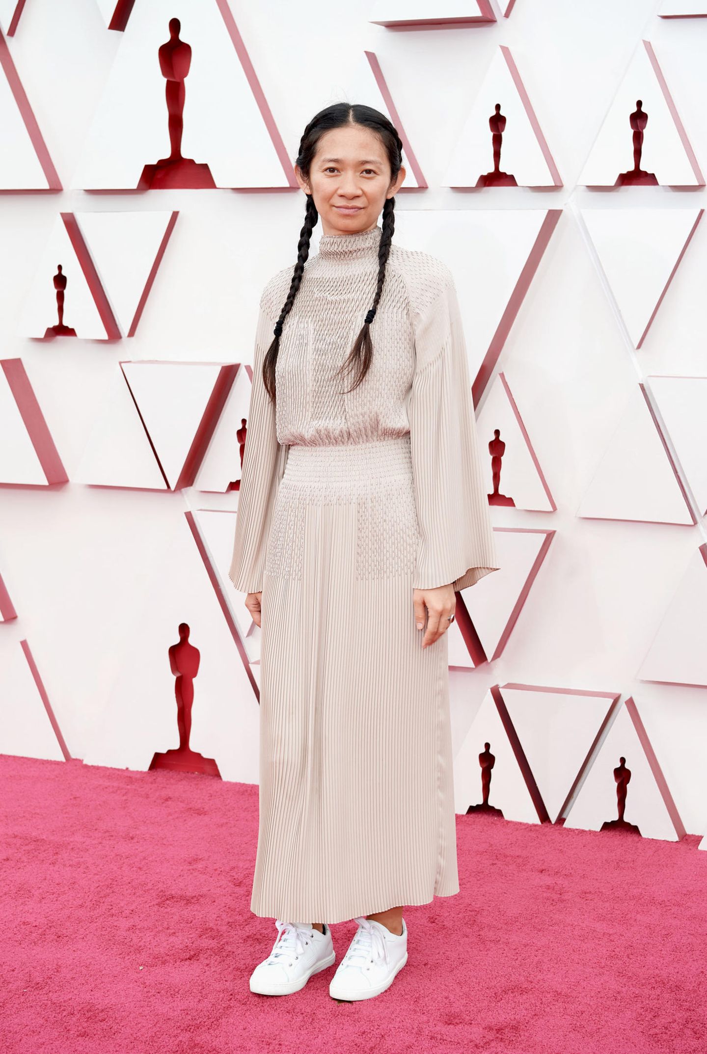 So ein Oscar-Abend kann lang werden, da hat sich Chloé Zhao in ihrer entspannten Robe von Hermès und den Sneakern sicher noch wohler gefühlt.