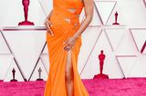 Ariana DeBose entscheidet sich für eine orangefarbene Robe von Atelier Versace, die durch viele kleine Cut-Outs eine sexy Note bekommt.