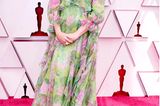 Emerald Fennel erscheint in einem leichten Sommerlook von Gucci bei den Oscars 2021.