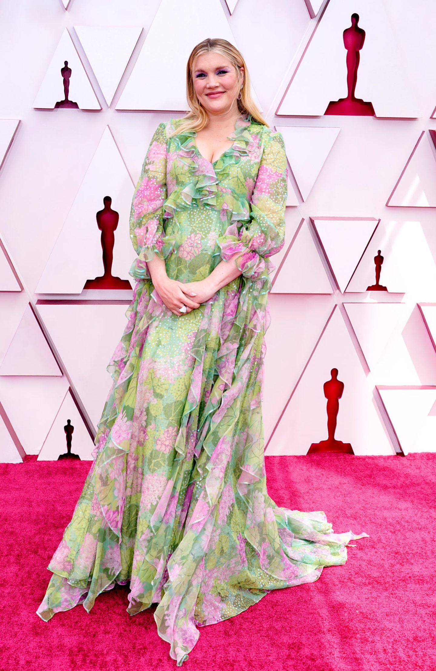 Emerald Fennel erscheint in einem leichten Sommerlook von Gucci bei den Oscars 2021.