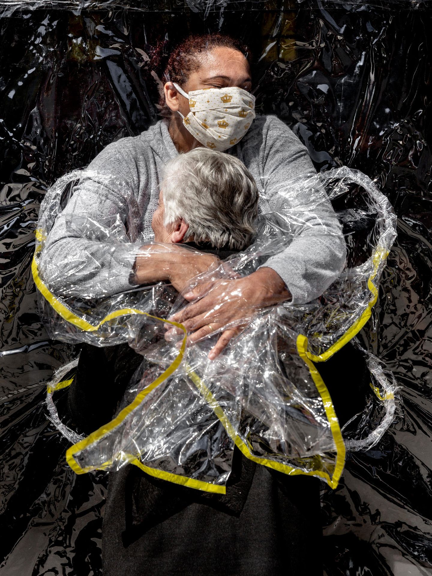 World Press Photo 2021: Mann umarmt Frau in Plastik
