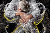 World Press Photo 2021: Mann umarmt Frau in Plastik