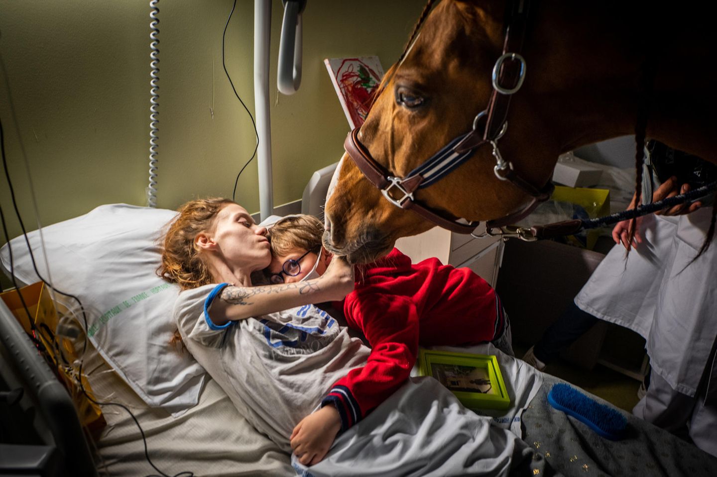 World Press Photo 2021: Frau mit Kind und Pferd im Krankenhaus