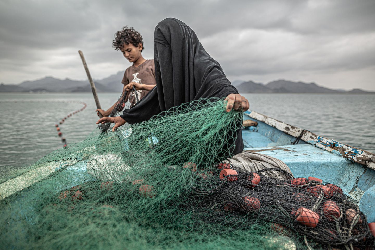 World Press Photo 2021: Frau mit Kind beim fischen