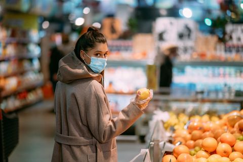 Corona aktuell: Frau mit Maske im Supermarkt