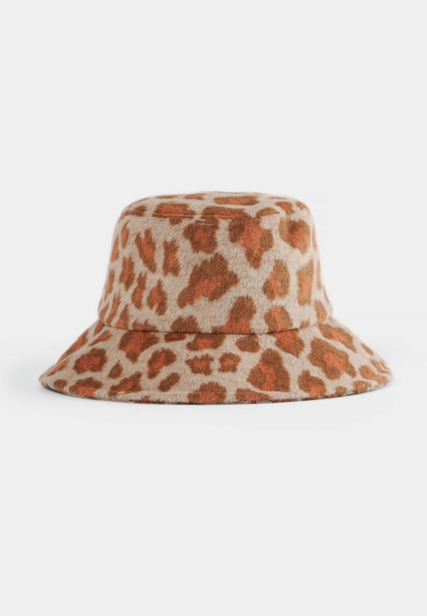 Eine äquivalente Alternative ist dieser Bucket Hut mit Leoparden-Muster. Er verbindet den Bucket-Hut-Trend mit dem Evergreen-Animal-Muster und zieht bei uns in die Kleiderschränke ein. Von NA-KD, kostet ca. 28 Euro. 