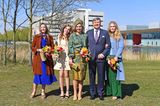 In den Niederlanden wird am 27. April der sogenannte "Königstag" gefeiert. Zum festlichen Anlass präsentiert Máxima einen besonderen Look. Sie hat für den Geburtstag ihres Ehemannes einen goldgelb-petrolfarbenen Rock und ein darauf abgestimmtes langärmliges Oberteil gewählt. Dazu kombiniert sie gelbe Wildleder-Pumps und einen passenden Hut. Auch Prinzessin Amalia hat sich für einen farbenfrohen Frühlingslook entschieden. Sie trägt eine grüne Hose und ein hellblaues Oberteil. Prinzessin Alexia dagegen setzt auf einen schicken monochromen Look, bestehend aus einem beigen, kurzen Kleid und einer passenden Strickjacke, während Prinzessin Ariane ein blaues Midikleid für den Auftritt wählt